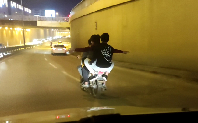 Motosikletle tehlikeli yolculuk kamerada