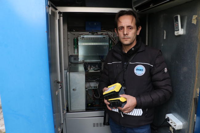 Su otomatında parayı eliyle alan personel: Amacım kuyruktakileri mağdur etmemekti