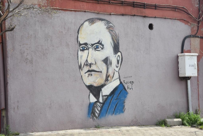 Kendisini köpeklerden kurtaran şehit polisin resmini yaptı