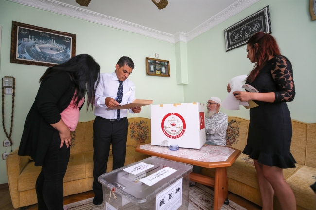 Hasta ve engelli seçmenler "seyyar sandık" ile oy kullanıyor