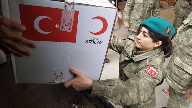 Arnavut depremzede Türk askerine sarılıp ağladı: Allah Türk askerinden razı olsun