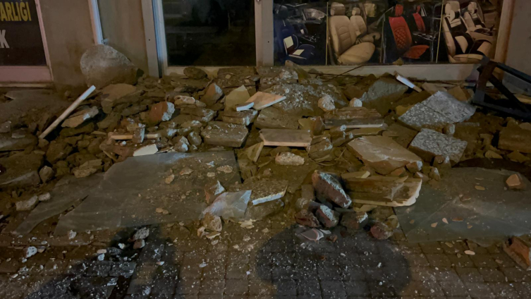 Ataşehir'de bir dairenin balkonu çöktü