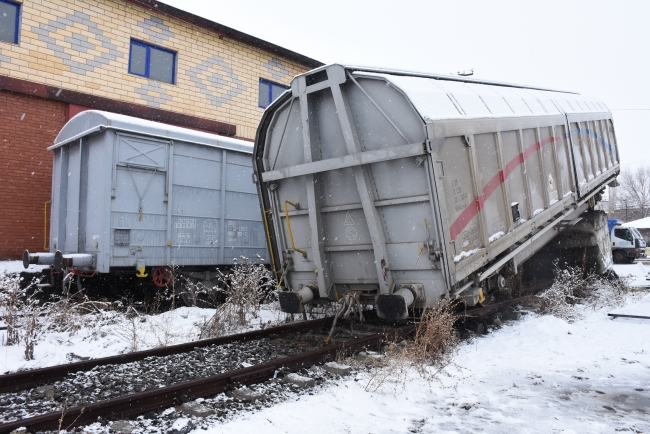 Kars'ta yük treninin vagonu raydan çıktı