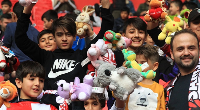 Futbol maçında kimsesiz çocuklara oyuncak sürprizi