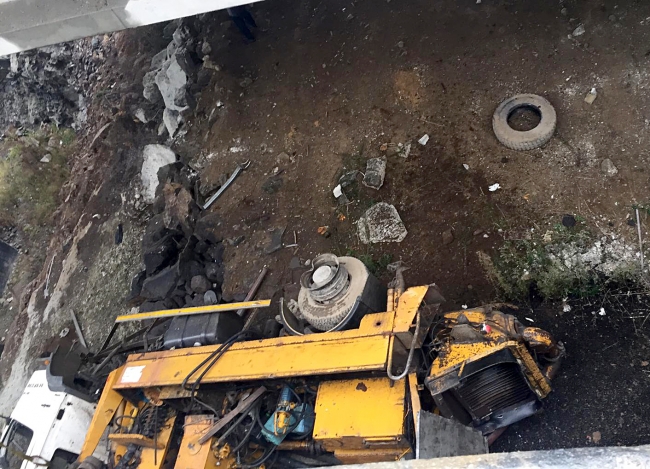 İstanbul'da beton mikseri viyadükten düştü