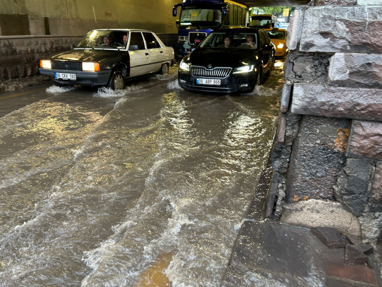 Ankara'da sağanak: Yollar göle döndü, araçlar mahsur kaldı