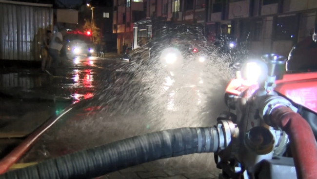 Esenyurt'u yine sağanak vurdu: Yollar göle döndü, evleri su bastı