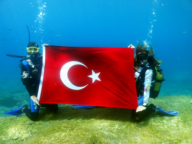 30 Ağustos Zafer Bayramını su altında kutladılar