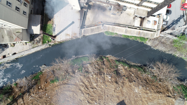 Marmara Denizi'ne dökülen Ayamama deresi mavi akıyor