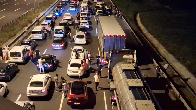 Kuzey Marmara Otoyolu'nda 2 otomobil çarpıştı: 5 yaralı