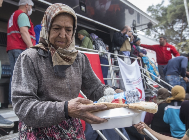 Mobil mutfak ve fırınla Afrinlilere sıcak yemek