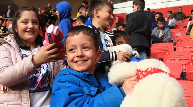 Futbol maçında kimsesiz çocuklara oyuncak sürprizi