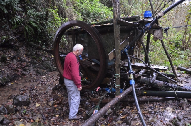 Dere kenarına kurduğu sistemle evinin elektrik ihtiyacını karşılıyor