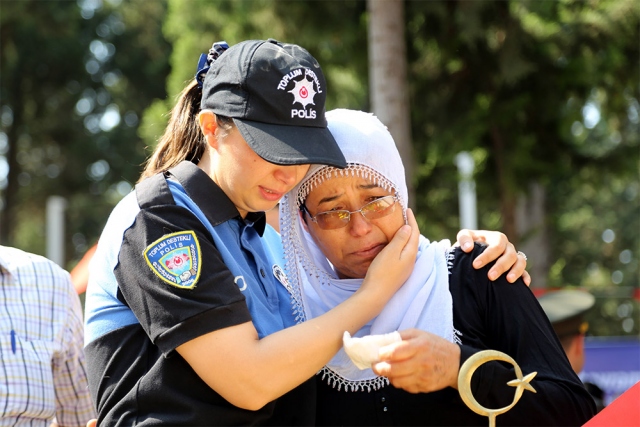 Şehitlikte hüzünlü bayramlaşma
