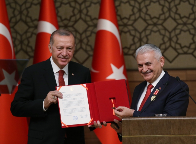 TBMM Başkanı Yıldırım'a Şeref Madalyası verildi