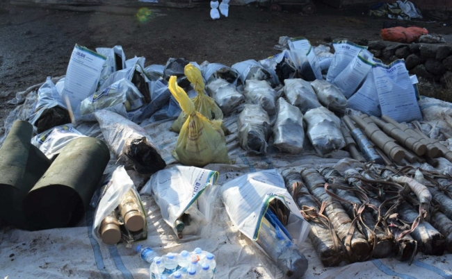 Diyarbakır'da terör örgütünün cephaneliği ele geçirildi: 20 gözaltı