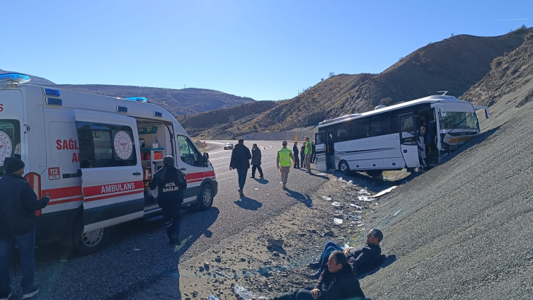 Diyarbakır'da minibüs yoldan çıktı: 27 yaralı