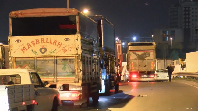 Bayrampaşa sebze hali girişinde metrelerce araç kuyruğu oluştu