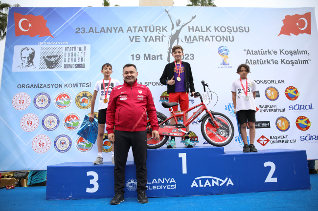 Alanya Atatürk Yarı Maratonu ve Halk Koşusu yapıldı