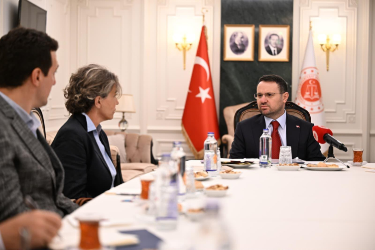 Bakan Gürlek, Behçet Oktay’ın ailesini kabul etti
