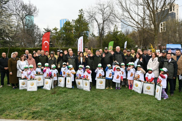 Bakan Yumaklı çocuklarla fidan dikti