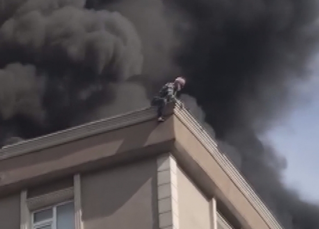 Bağcılar'da çatı yangını: 6. kattan düşen adam kurtarılamadı