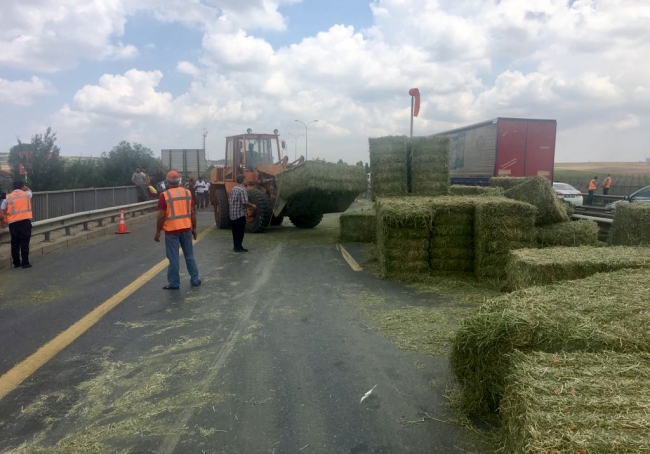 Saman yüklü tırın devrilmesiyle kapanan TEM'de ulaşım yeniden sağlandı