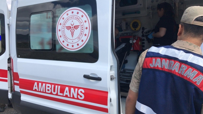 AFAD ekipleri ormanda bulunan Emin dedeyi sırtında taşıdı