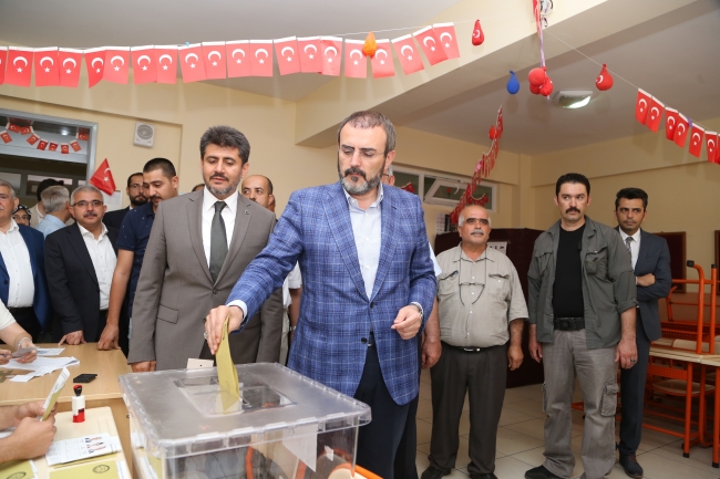 AK Parti Sözcüsü Ünal: Milletimizin kararı başımız gözümüz üzerine