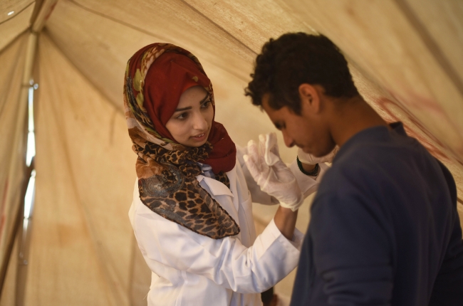 İsrail'in şehit ettiği gönüllü hemşire Rezzan en-Neccar son yolculuğuna uğurlandı