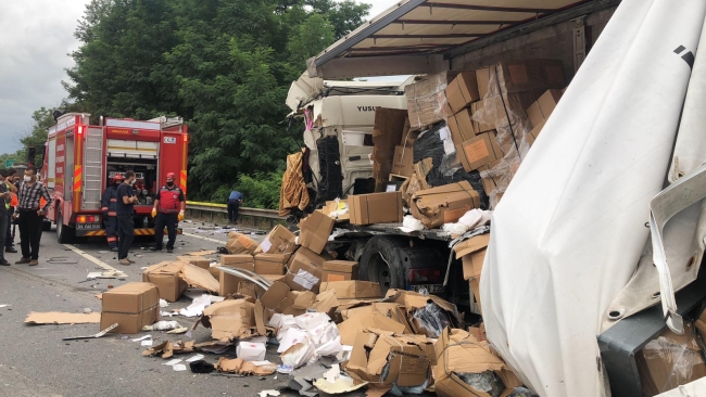 Arızalanan tıra arkadan gelen tır çarptı: 1 ölü, 1 yaralı