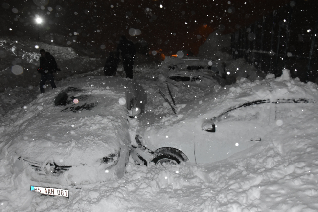 Bitlis'te 7 otomobilin üzerine çığ düştü
