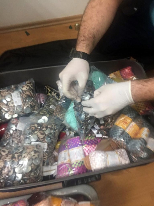 Brezilya'dan düğme içinde 4 kilogram uyuşturucu getirildi