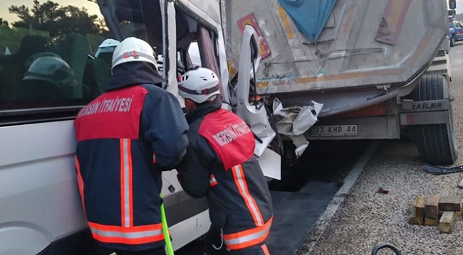 Yabancı işçileri taşıyan servis kamyona çarptı: 2 ölü, 11 yaralı