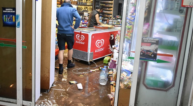 Marmaris'te sağanak hayatı olumsuz etkiledi