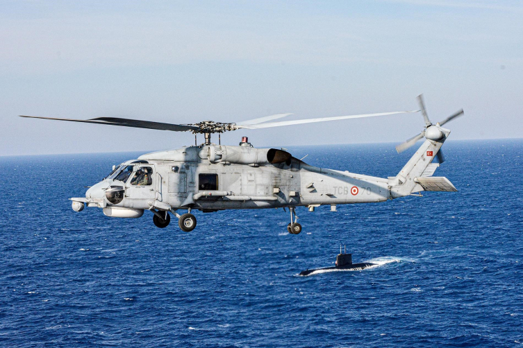 Denizaltıları bulmak için en sık kullanılan yöntemlerden biri de helikopterlerden daldırılan sonarlar.