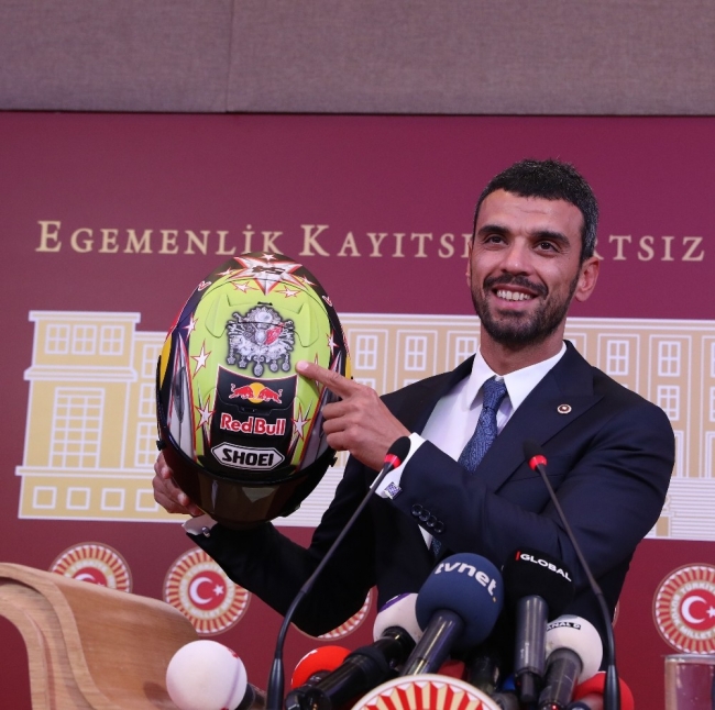 AK Parti Sakarya Milletvekili Sofuoğlu kaskını Yeşilay'a bağışladı
