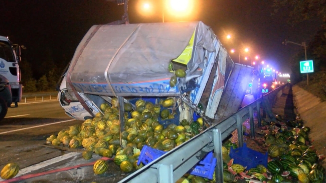 TEM Otoyolu'nda kamyonet ile taksi çarpıştı: 4 yaralı