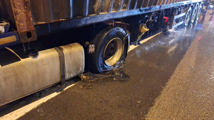 Tır yangınına müdahale eden itfaiye eri, basınç patlamasıyla yaralandı