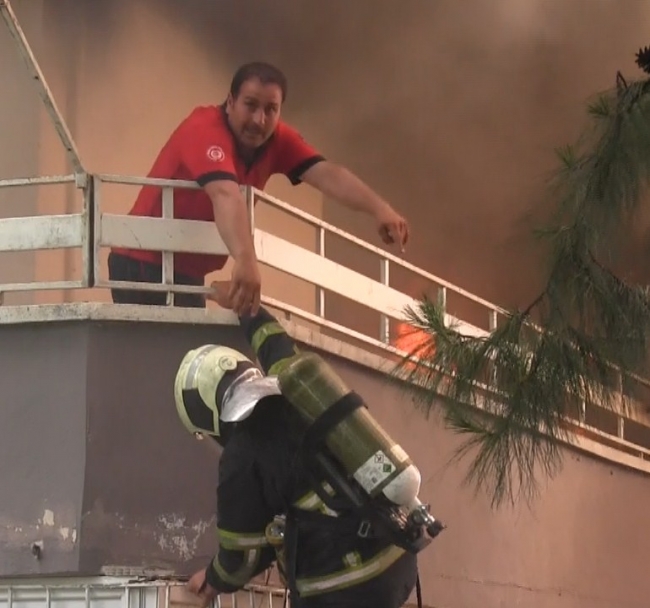 Şanlıurfa'daki apartman yangını paniğe neden oldu