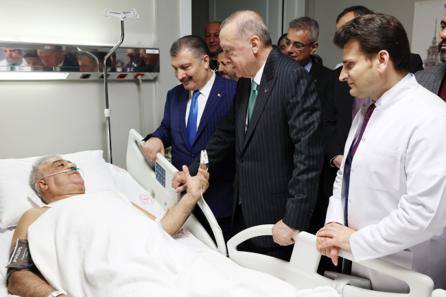 Cumhurbaşkanı Erdoğan, Binali Yıldırım'ı hastanede ziyaret etti