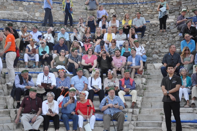 Dünya turuna çıkan turistlerin Efes'te klasik müzik keyfi