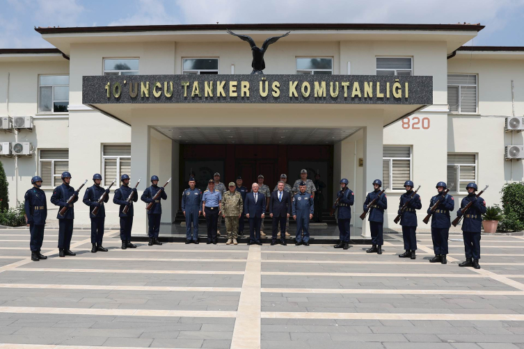 Bakan Güler ve TSK komuta kademesi Mehmetçik ile bayramlaştı