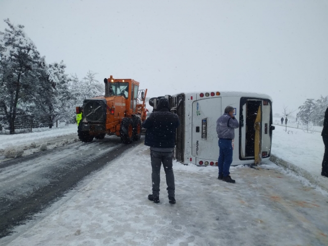Elazığ'da işçi servisi devrildi: 16 yaralı