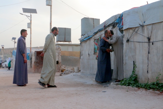 İdlib'de bombardıman altında bayram