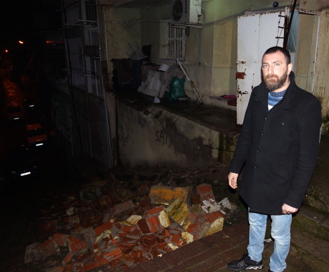 İzmir'de iki katlı binanın balkonu çöktü
