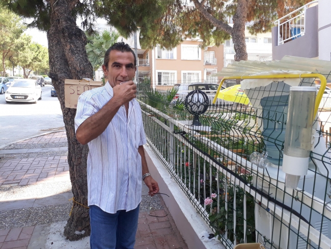 Yokuş çıkanlar içsin diye bahçesine su sebili koydu