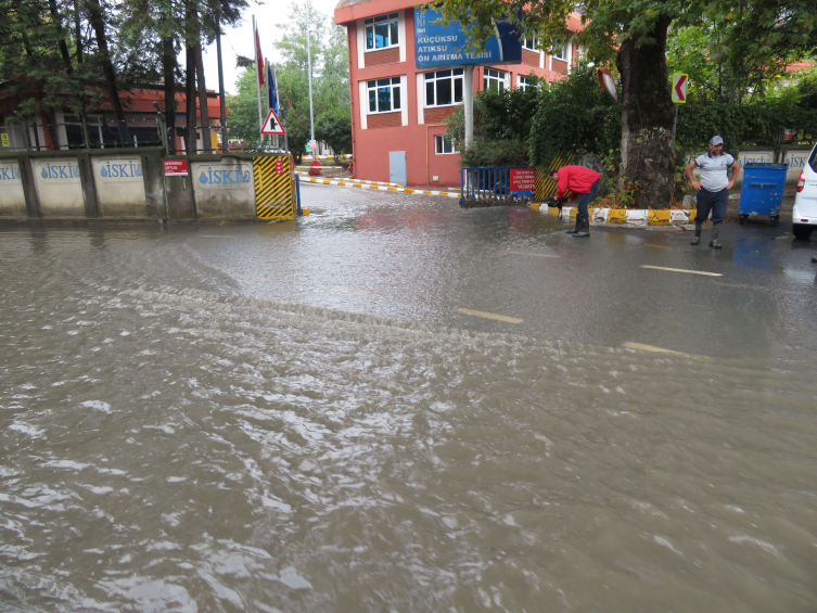 Arıtma tesisinde biriken su caddeyi göle çevirdi