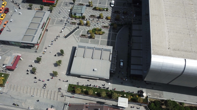 42 gün sonra sokağa çıkan gençler AVM'ye akın etti