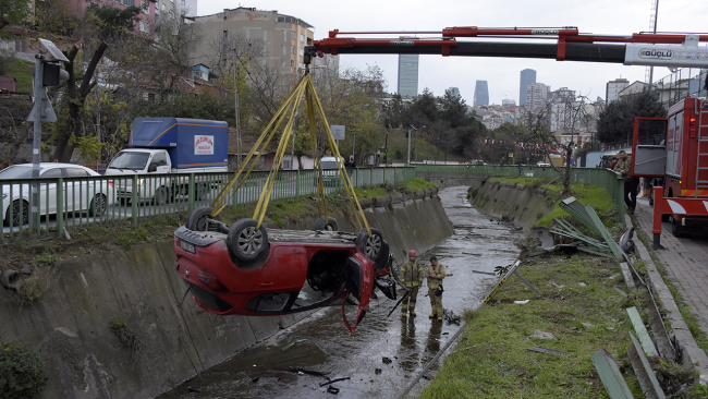 Kağıthane'de otomobil dereye yuvarlandı